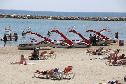 Pla obert de banyistes i patinets a la platja de la Pineda el 9 de maig del 2018