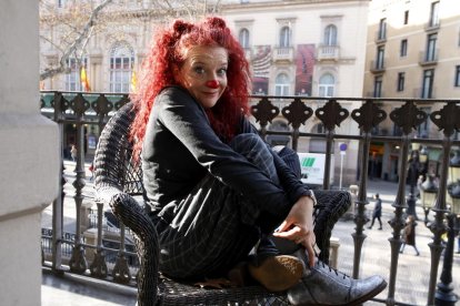 Pepa Plana descansa en una cadira, en un balcó de la Rambla de Barcelona.