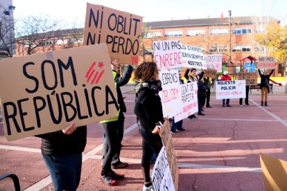 Diverses persones s'han concentrat amb pancartes davant els jutjats d'Amposta.