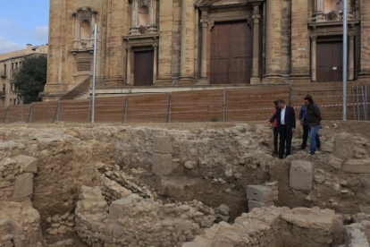 Imatge d'arxiu de les excavacions que es van fer davant de la catedral.