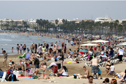 Imatge d'una de les platges de Salou plena de turistes.