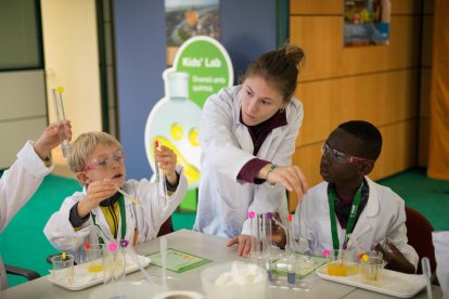 Los niños, disfrutando de la química en una edición anterior.