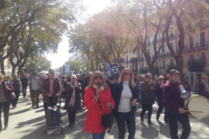 Imatge del grup de pensionistes protestant mentre recorren la Rambla Nova.