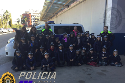 Los alumnos pudieron compartir un rato con los agentes y conocer su trabajo.