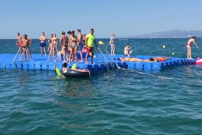 Una de les plataformes flotants intal·lades a les platges de Salou.