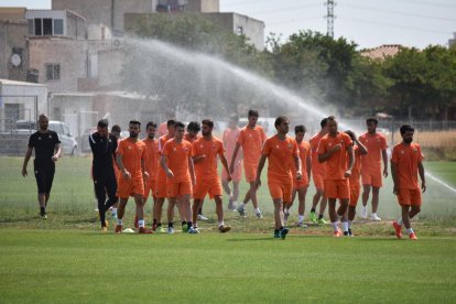 Els futbolistes del CF Reus, durant la sessió matinal que es va desenvolupar a l'annex de l'Estadi Municipal, sota una calor asfixiant.