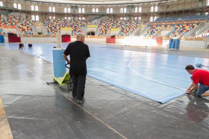 Preparació de la pista per testar la TAP amb motiu de la final de la Copa Asobal, l'agost del 2014.