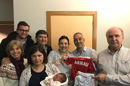 El bebé, con la familia y la equipación del Nàstic.