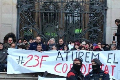 Imagen de los manifestantes delante del TSJC.