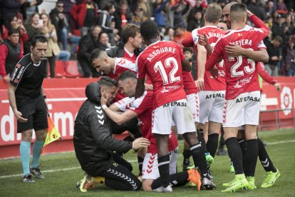 Los jugadores del Nàstic celebran el gol que anotó Álvaro Vázquez contra el Valladolid, que supuso la victoria.