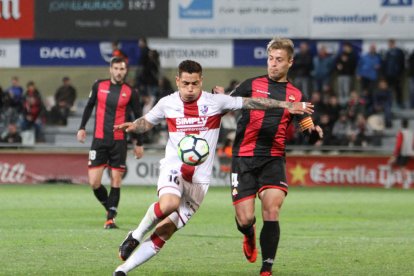 El central Jesús Olmo, durant una acció del partit Reus-Huesca de la temporada recentment finalitzada.