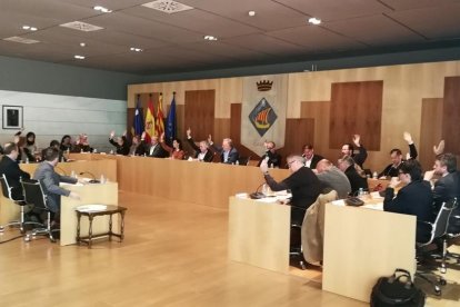 Instante de la sesión plenaria celebrada en el Ayuntamiento de Salou.