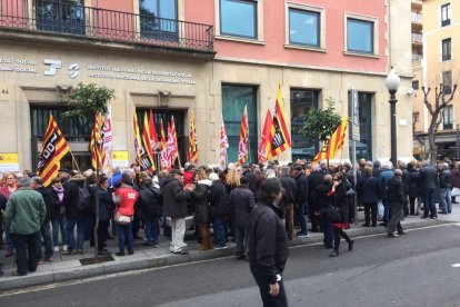 Jubilats de la UGT i CCO lliuren signatures per un increment digne de les pensions