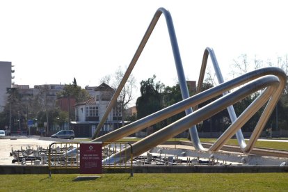 La fuente se había estropeado como consecuencia del paso del tiempo y a causa de los productos utilizados para el mantenimiento del agua.