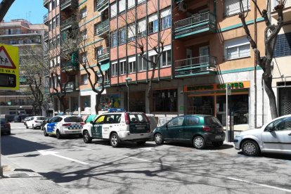 Tres cotxes de Guàrdia Civil, de Policia Nacional i de Guàrdia Urbana han alertat als veïns.