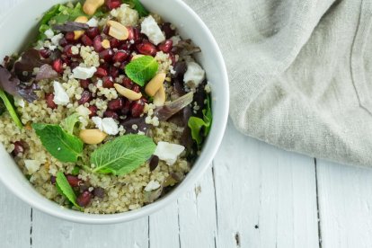 Ensalada de quinoa, menta y granada