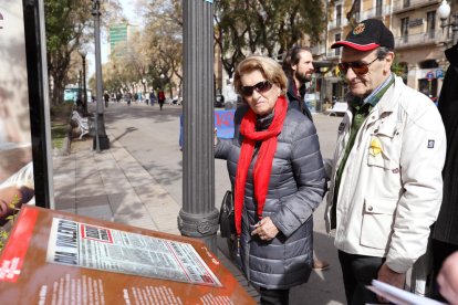 Dues persones llegeixen el que va succeir el 1976 a la Rambla i sobre la mort de Rodrigo Knafo.