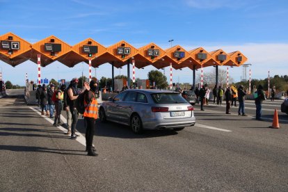 Pla obert de l'acció del CDR al peatge del Vendrell, amb diversos participants obrint pas als cotxes. Imatge de l'1 d'abril de 2018