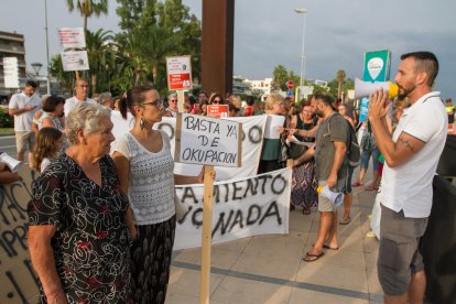 Los vecinos se concentraron ayer en el puerto del municipio para hacer visibles sus reivindicaciones.