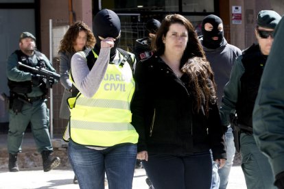 La Guardia Civil traslladanat a la detenida de Viladecans.