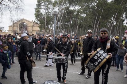 Imatge de la Txaranga Band Tocats que amenitzarà el Cercabirra.