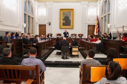 Un instante de la votación, ayer, del decimoséptimo punto del pleno, que se alargó durante casi cinco horas.