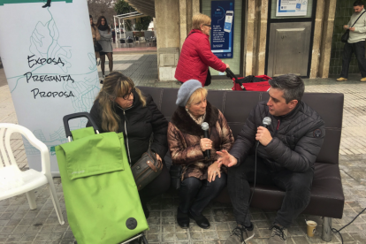 Ferré atendiendo a los vecinos que se han acercado esta mañana a la plaza del Mediterrani.