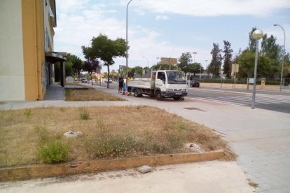 Els operaris de Comaigua treballant aquest matí, amb un dels ocupes enregistrant-los.