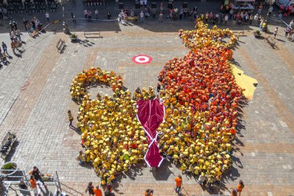 Els escolars han dibuixat la figura del Lleó a la plaç del Mercadal.