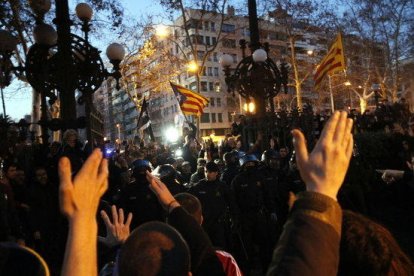 Imagen de manifestantes enfrentándose a los mossos este 30 de enero de 2018 en el Parc de la Ciutadella.