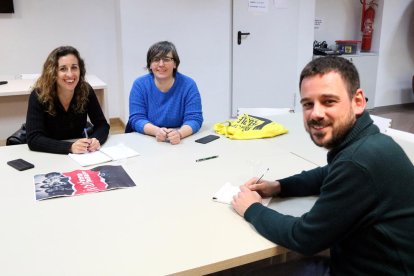 Imatge dels nous portaveus de la CUP, Laia Estrada, Mireia Boya i Lluc Salellas.