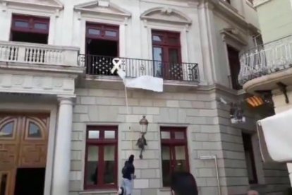 Captura del vídeo que Ciutadans ha hecho público con la acción en la plaza Mercadal.