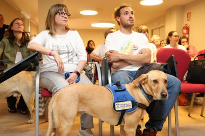 Sasha, el gos d'assistència, amb la seva nova propiertaria Edurne i el seu ensinistrador Jan.