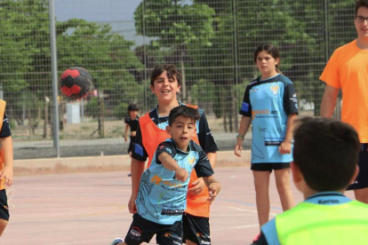 Imagen de archivo de niños jugando a balonmano.