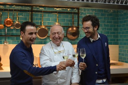 Eduard Xatruch, Carles Gaig y Pere Segura, presidente del Patronato de Turismo de Vila-seca, ayer durante la presentación.