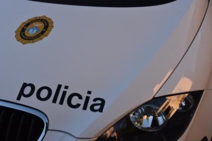 Los agentes detectaron un vehículo que circulaba zigzagueando e invadiendo el carril contrario.