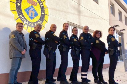 Los escudos todavía se pueden conseguir por 4 euros en las dependencias de la Policía Local, en el Ayuntamiento y en la Biblioteca Municipal.