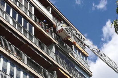 Quatre dotacions de Bombers s'han desplaçat al número 33 de la Rambla Nova per un incendi.