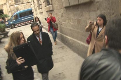 Un 'frame' de la llegada del secretario de Difusión, Antoni Molons, al Palau de la Generalitat acompañado de agentes de paisano de la Guardia Civil este jueves.