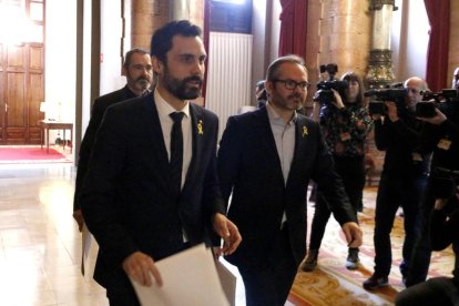 El president del Parlament, Roger Torrent, camí de la reunió de la Mesa i la Junta de Portaveus.