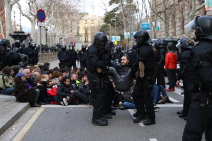 Un jove és desallotjat per agents dels Mossos d'Esquadra davant del TSJC