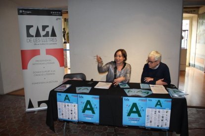 La consellera de Cultura, Begoña Floria, i el director de la Casa de les Lletres, Joan Cavallé en la presentació del programa.