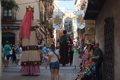 Els gegants enfilant-se cap a la Part Alta de Tarragona