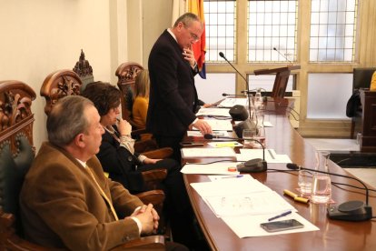 Carles Pellicer, amb els seus tinents d'alcalde, en un instant del ple de pressupostos celebrat ahir.