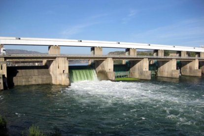 Imagen de archivo del pantano del Flix desembalsando agua.