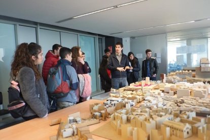 Estudiantes visitando la universidad para informarse del grado de Arquitectura en una anterior edición de las puertas abiertas.