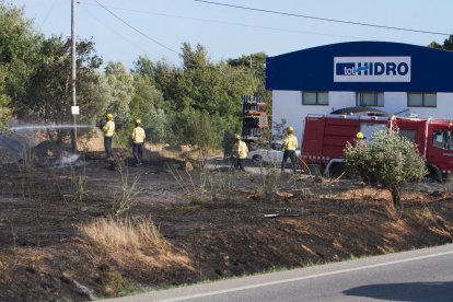 Imatge dels Bombers treballant per extingir l'incendi.