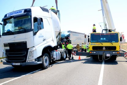 Bombers i equips d'emergències treballant en el rescat del cost de la víctima mortal de l'accident de la N-340 a Vinaròs, que ha quedat atrapada a la cabina del camió. Imatge d'arxiu.