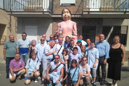 La geganta Paquita amb els alcaldes i regidors de Creixell i Reus