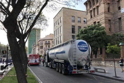 El camió va aconseguir sortir de la Rambla Nova amb l'ajuda de la Guàrdia Urbana.